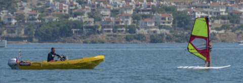 Tecrübeli ve eğlenceli kadrosuyla rüzgar sörfünü öğrenmenin yeni adresi CAPRI SURF sizlerle